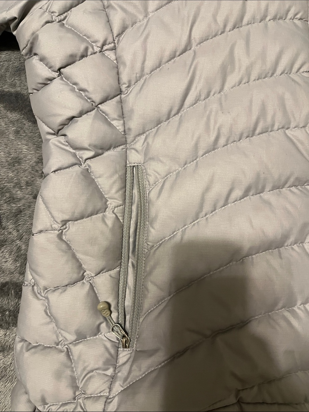 Patagonia Light Gray Women's Puffer Jacket - Picture 6 of 7